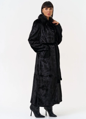 Длинная шуба из меха норки в черном цвете фото