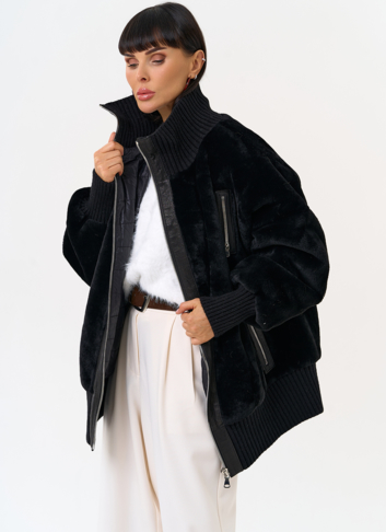 Женский бомбер из овчины черного цвета