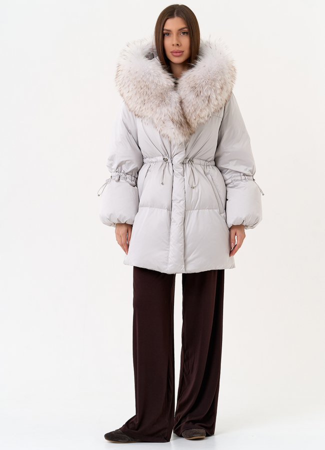 Светлый пуховик с капюшоном из меха лисы модель № 31700 в рассрочку