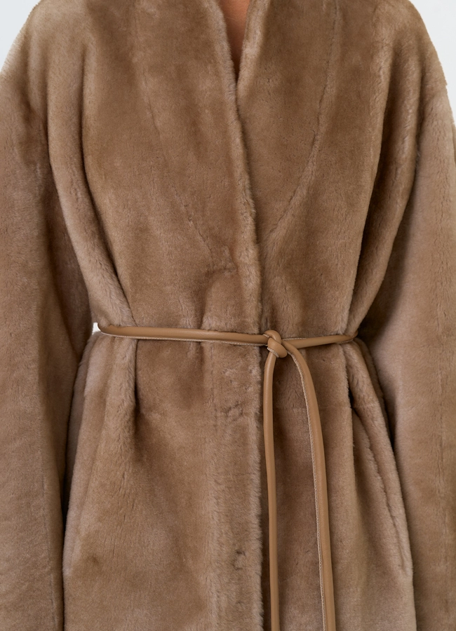 Двухсторонняя женская дубленка с декоративным поясом модель № 31632 универмаг малина