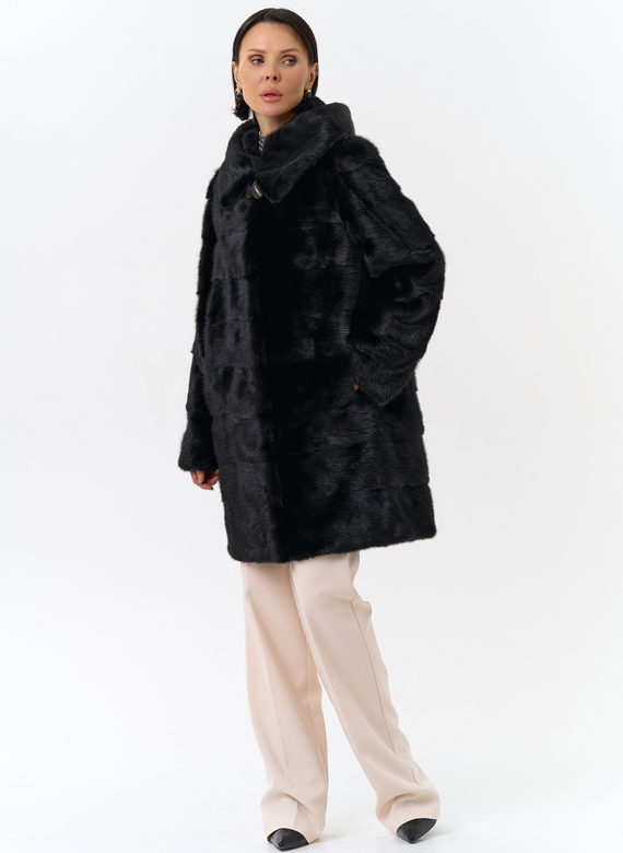 Шуба из норки с капюшоном черного цвета
