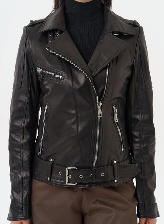 Женская куртка - косуха черного цвета  фото