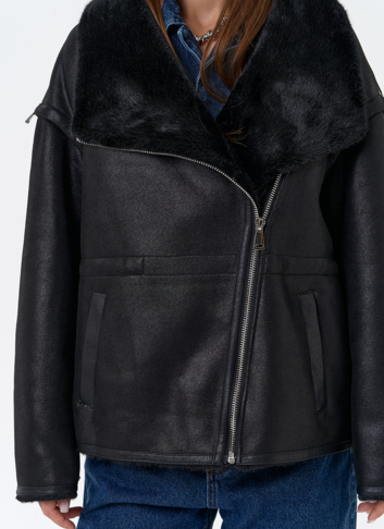 Женская дубленка из эко замши в черном цвете
