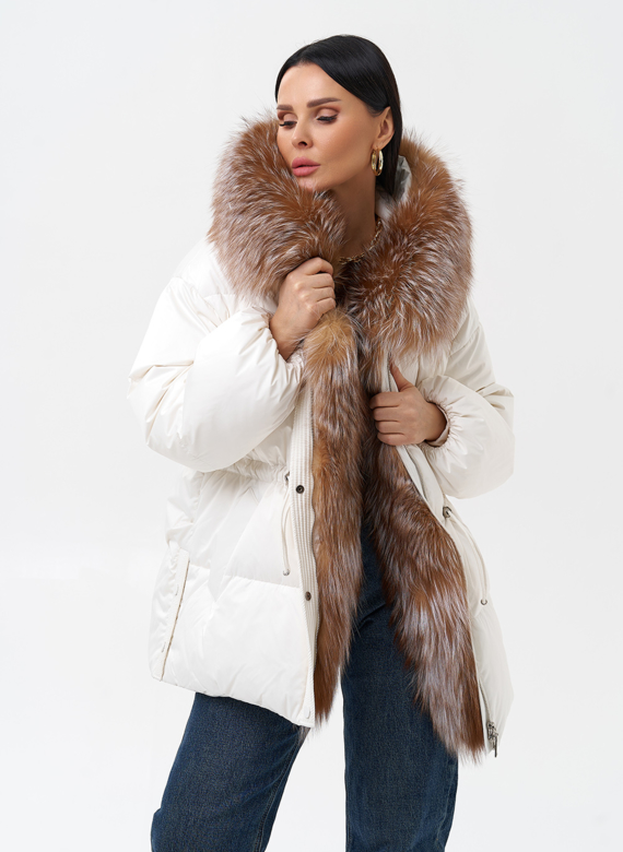 Женский пуховик с отделкой из меха лисы