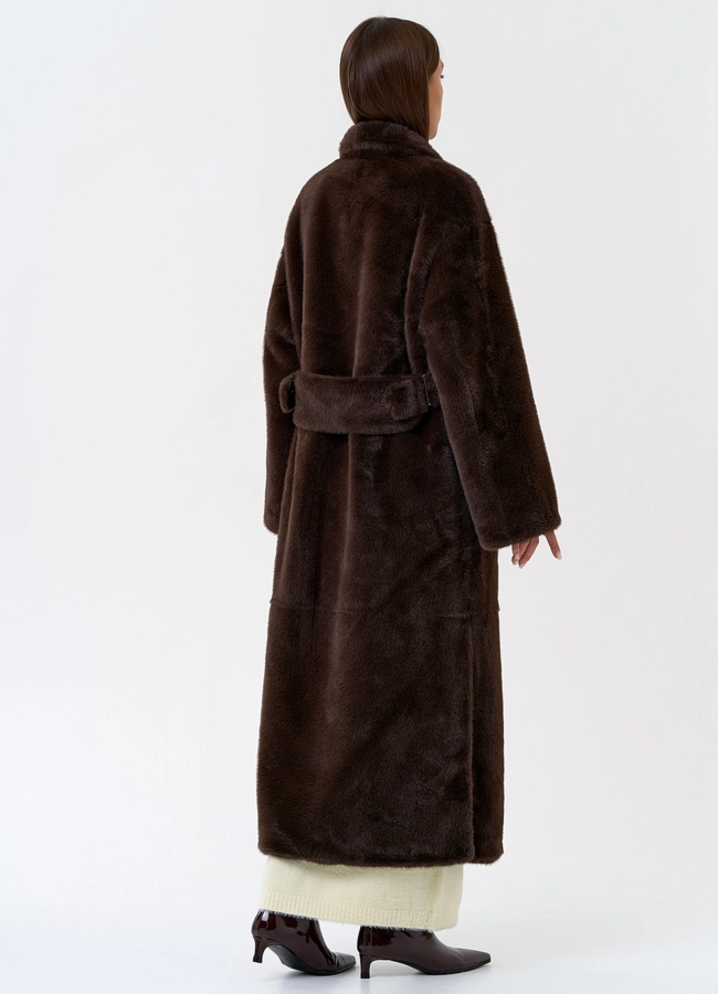 фото Длинное пальто из эко меха с декоративным поясом модель № 31219