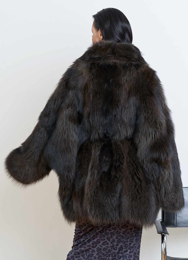Шуба из меха канадского енота модель № 28885 универмаг малина