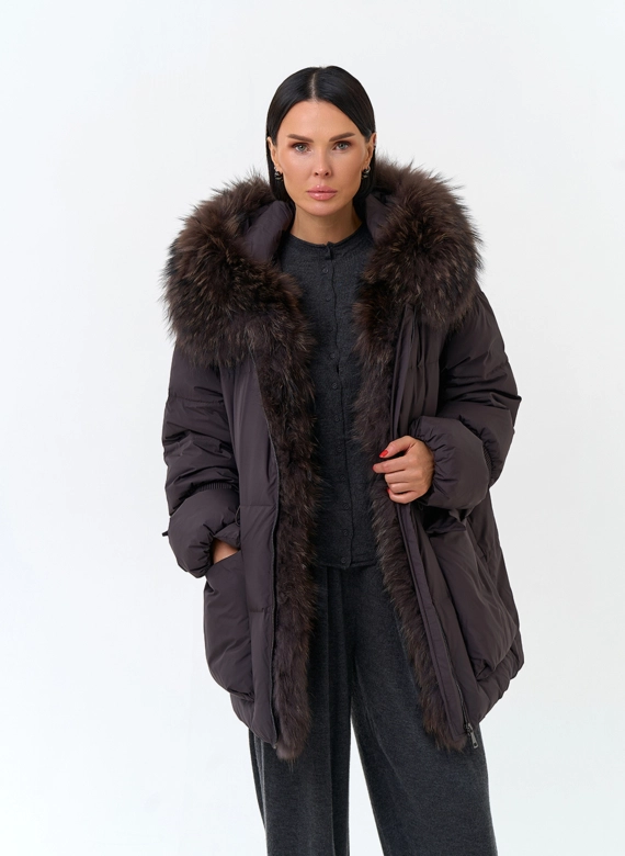 Женский пуховик с мехом чернобурки на капюшоне фото