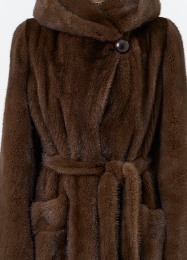 Женская шуба из меха норки с капюшоном  модель № 31651 универмаг малина