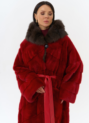 Красная норковая шуба с капюшоном из меха куницы