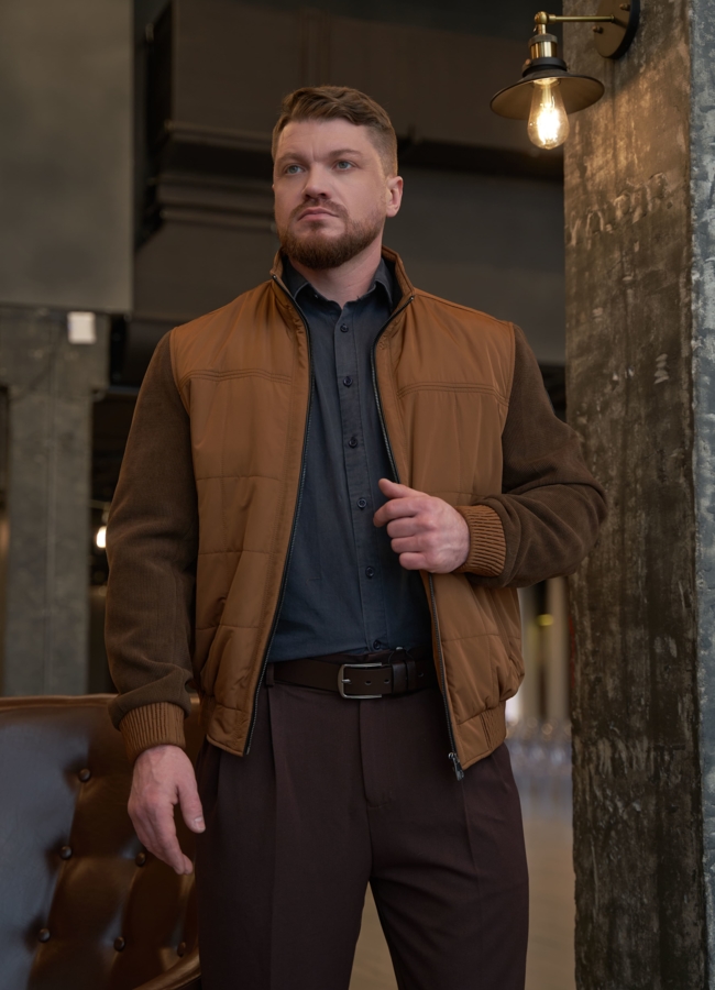 Мужская куртка бомбер коричневого цвета модель № 30271 меха малина